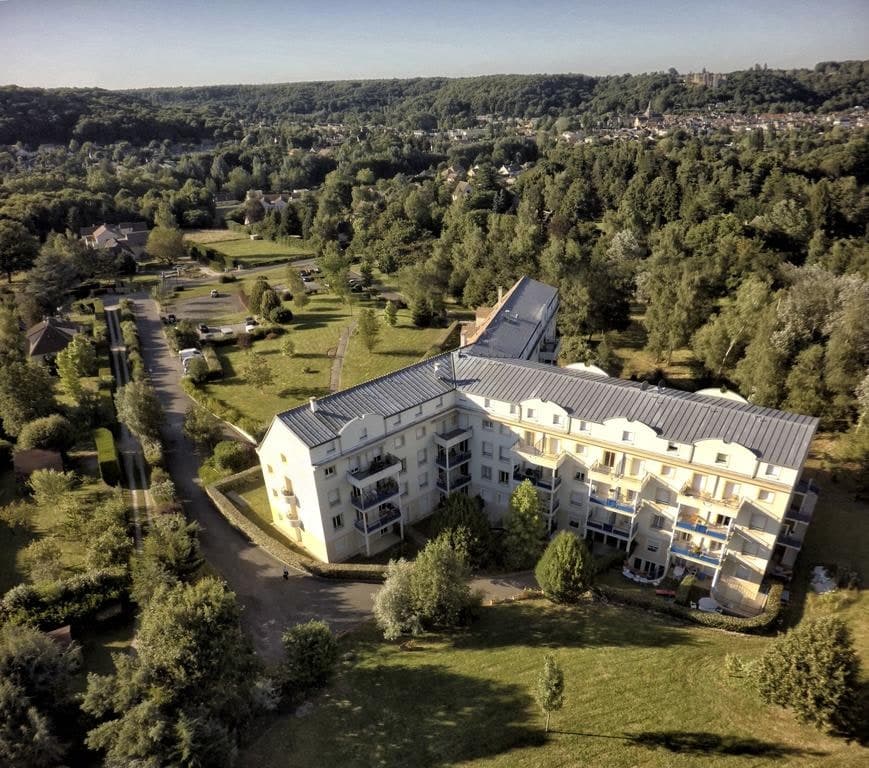Vue aérienne de la résidence dans son parc